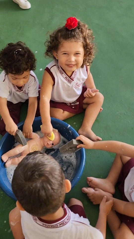 Capa do reel Brincar de se cuidar, do Instagram da Escola Mundo Melhor