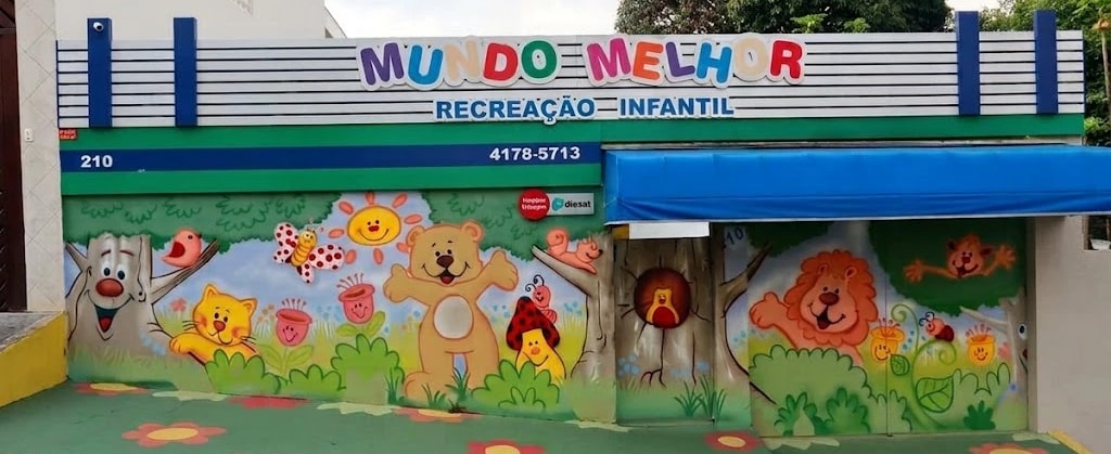 Fachada da Escola Mundo Melhor na Rua Dinamarca, 210, com o muro pintado de bichos, árvores e sol